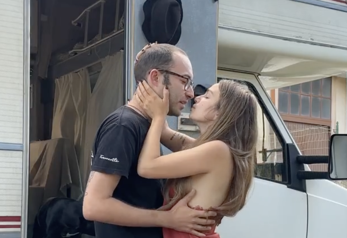 Torino, rubato il camper dei @Viaggiatoriecologici. Valentina in lacrime: "Vi prego, aiutateci"