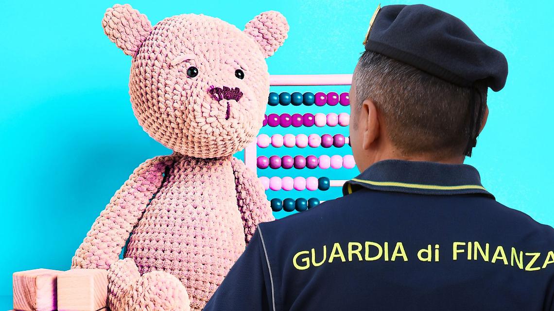 Abiti taroccati e giocattoli
