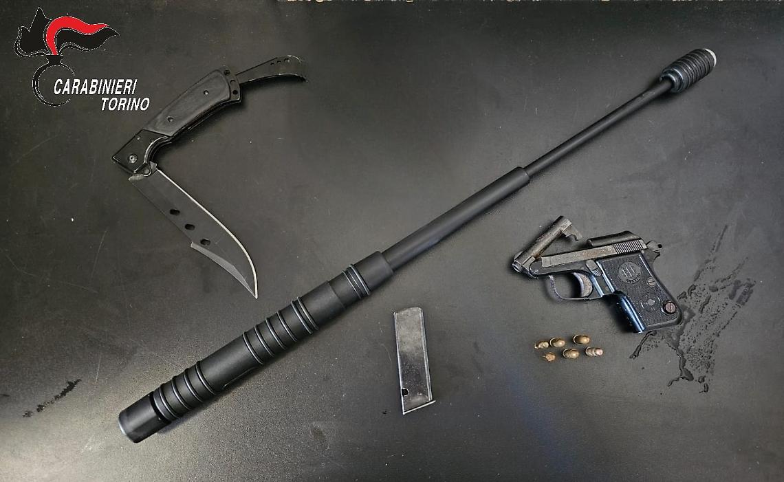 Torino, blitz dei Carabinieri: quattro arresti a Corso Moncalieri. Nell'auto una pistola rubata, un coltello e uno sfollagente