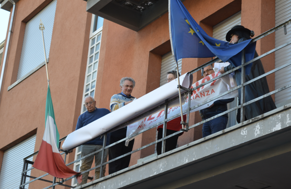 Pavone Canavese urla il suo no alla guerra: "Questo Comune R1PUD1A"