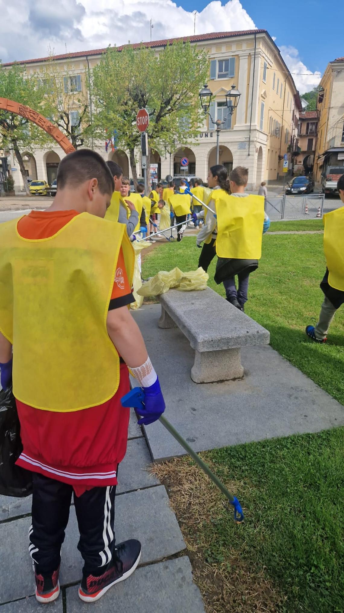 Studenti in strada per ripulire Castellamonte: raccolti 20 sacchi di rifiuti