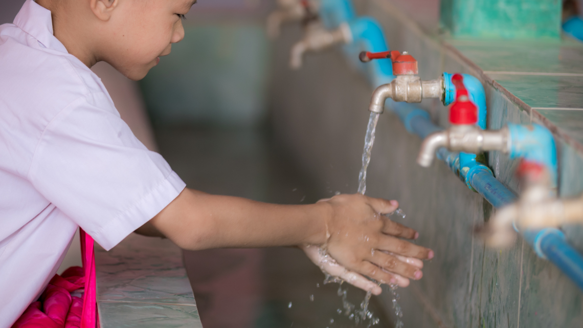 Acqua non potabile nella scuola di Chivasso: la denuncia del consigliere comunale