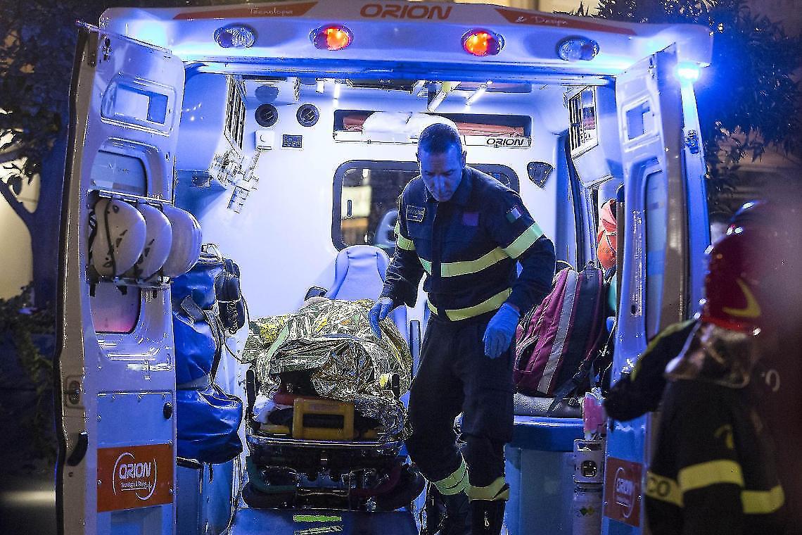 Torino, incidente nella notte a Mirafiori Nord: camper si ribalta in via Sanremo
