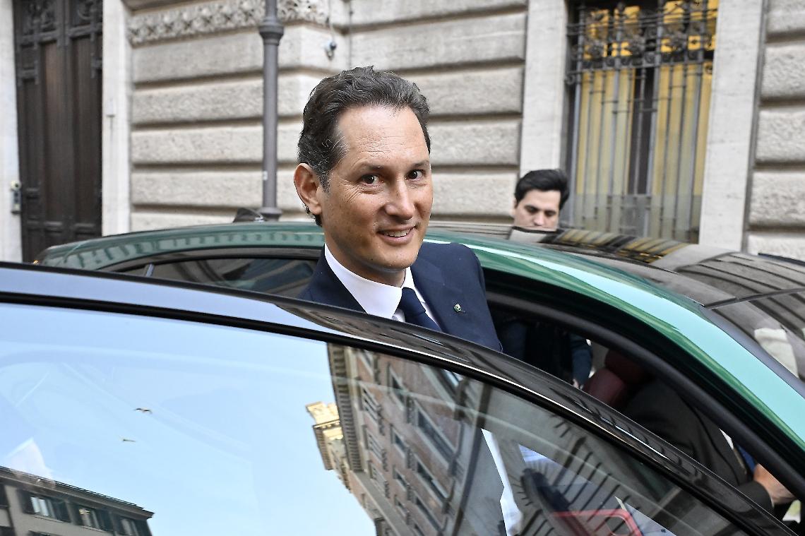Elkann lancia l'allarme "auto" per l’Europa ma abbandona l’Italia