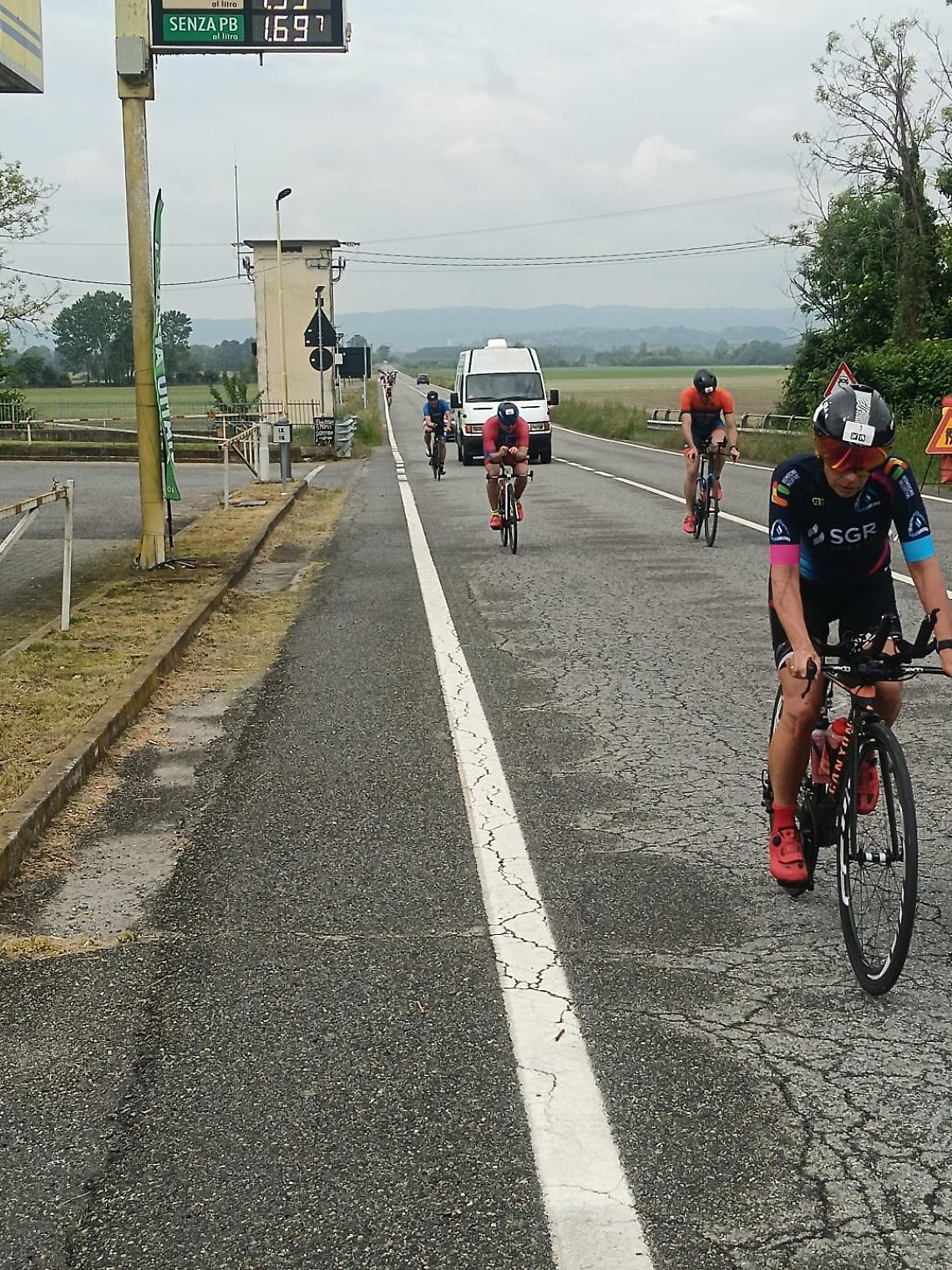 Ciclisti ovunque, strada nel caos: “Se ci scappava il morto?”
