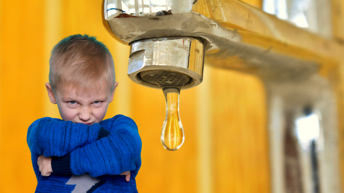 Scuola senz'acqua potabile per la presenza di batteri: in classe con le bottigliette