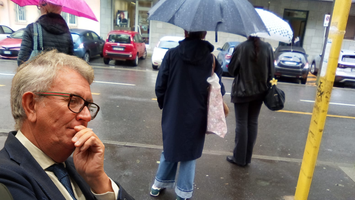 Chivasso, studenti e pendolari sotto la pioggia: le pensiline promesse non arrivano mai