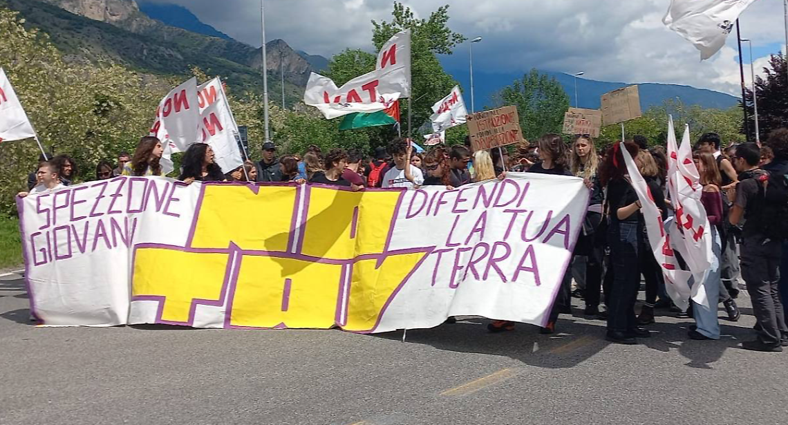 Susa, migliaia in marcia contro la Tav: stazione chiusa con i nastri, 13 sindaci in corteo
