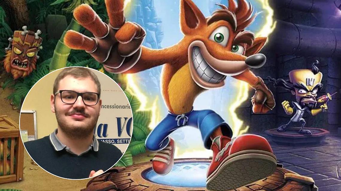 Antonio Viola (nel cerchio) e la copertina del videogioco Crash Bandicoot