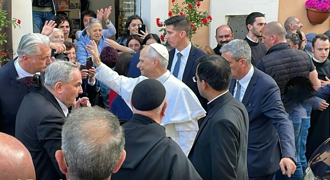 Cori, colori e commozione: l'abbraccio del mondo a Papa Leone XIV