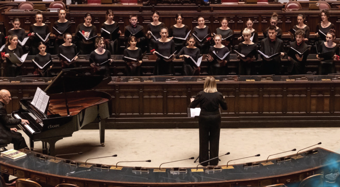 Il silenzio della chiesa, poi le voci bianche