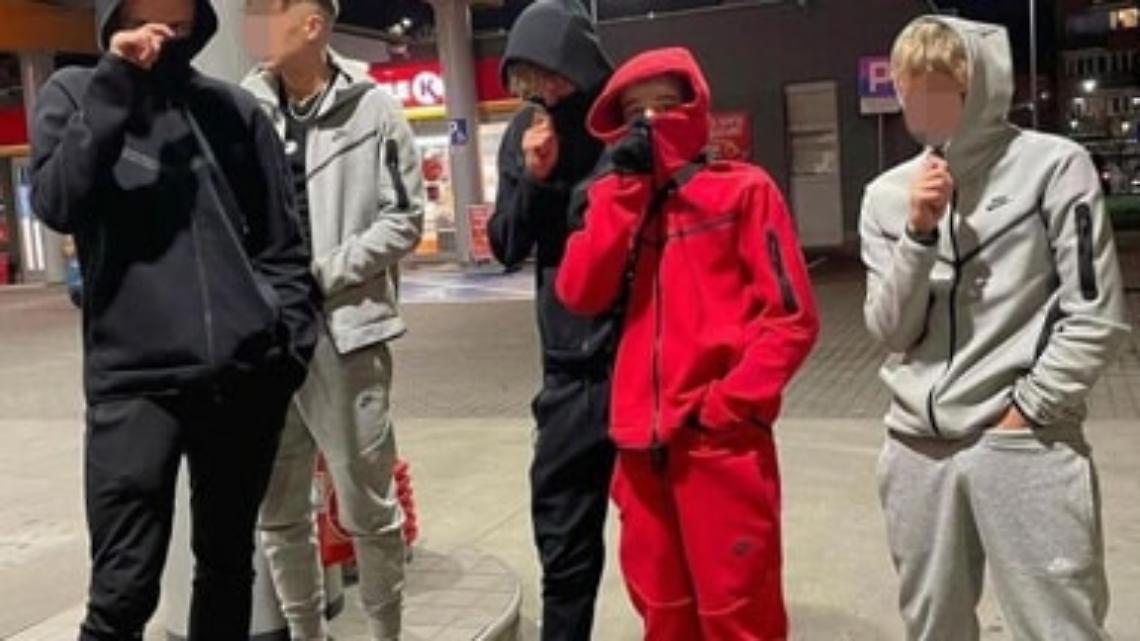 Settimo Torinese nelle mani dei "maranza". Il piazzale del Conad è un inferno. E a 12 anni sputano sui passanti 