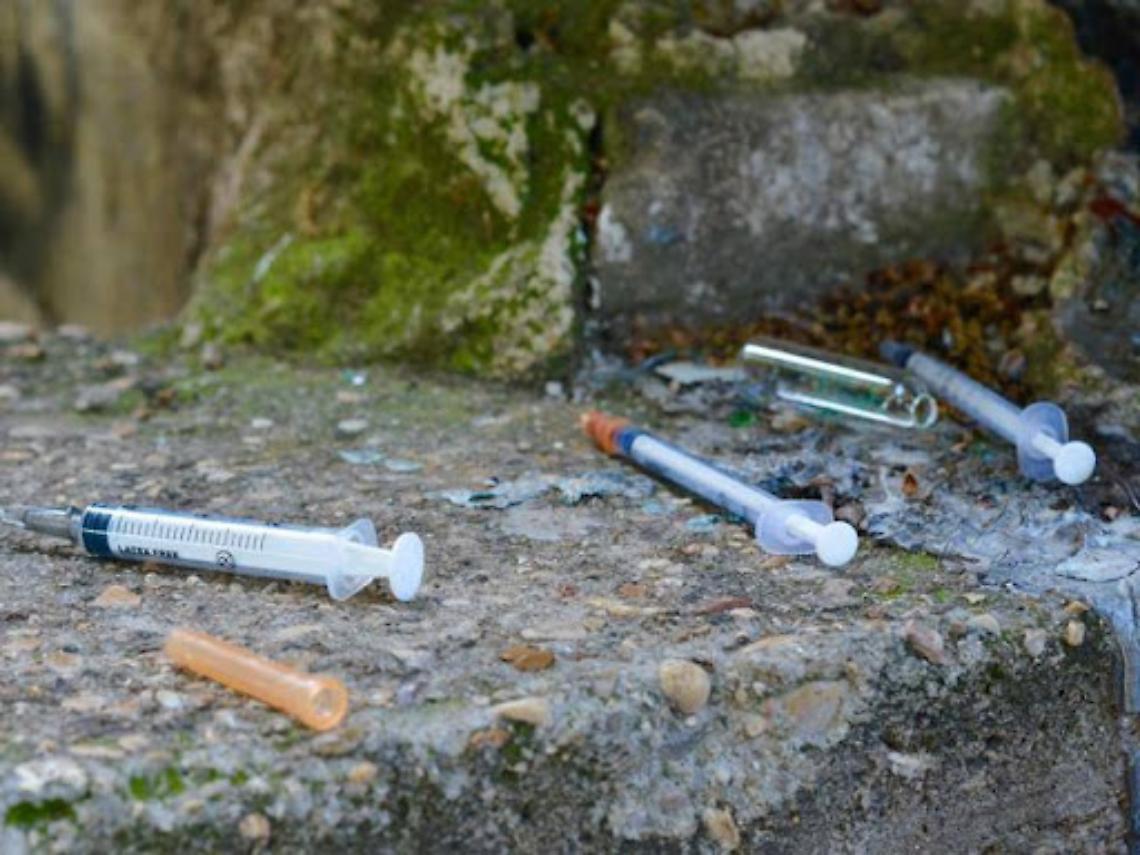 Rondissone, siringhe usate sotto il ponte