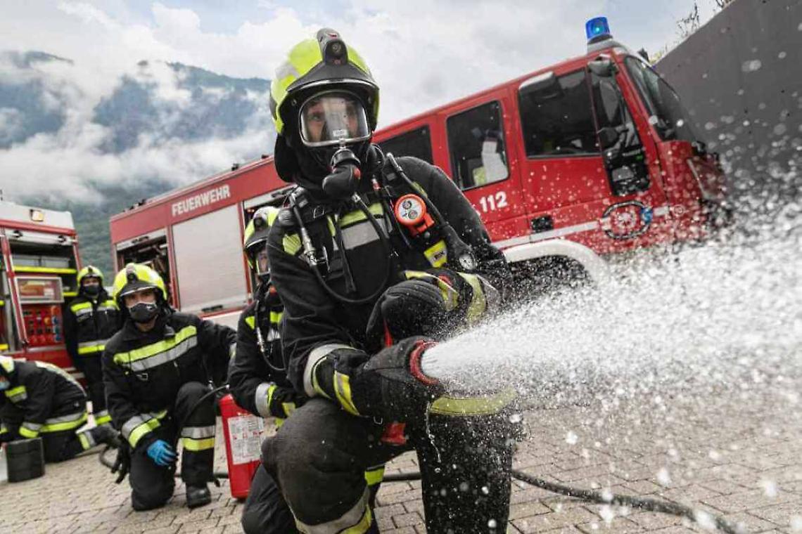 Getta una sigaretta in mezzo a fusti di alcol abbandonati. A fuoco un magazzino di Settimo Torinese