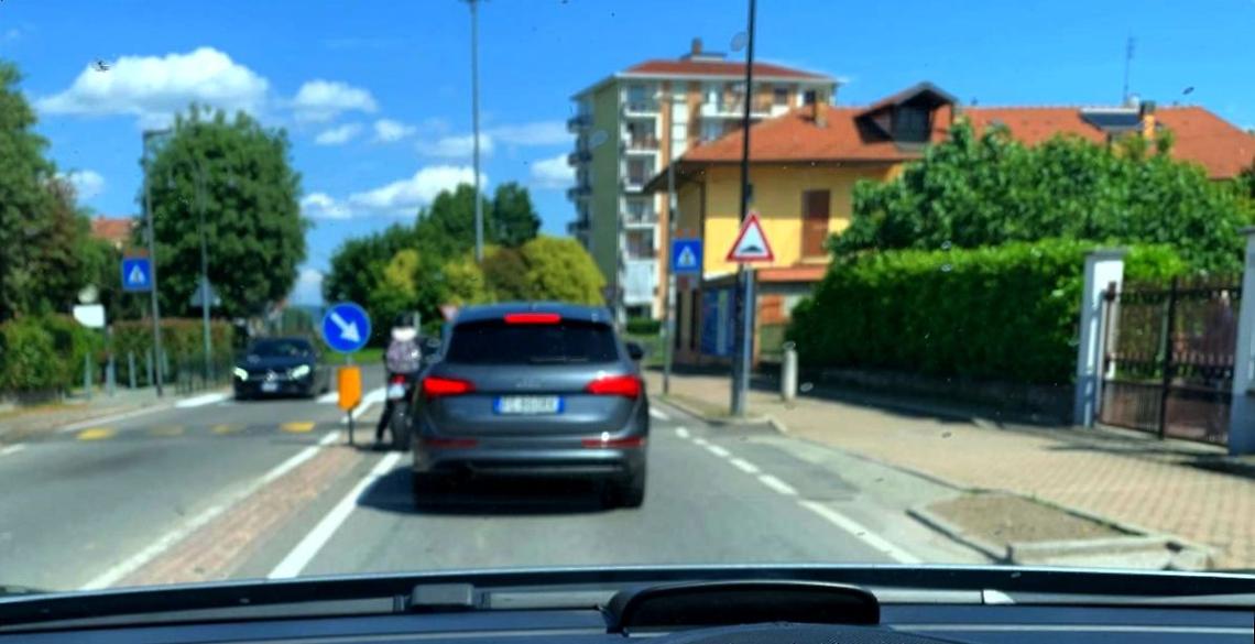 Tampona tre auto, dice che stava mangiando mentre guidava. Si accosta e poi scappa 