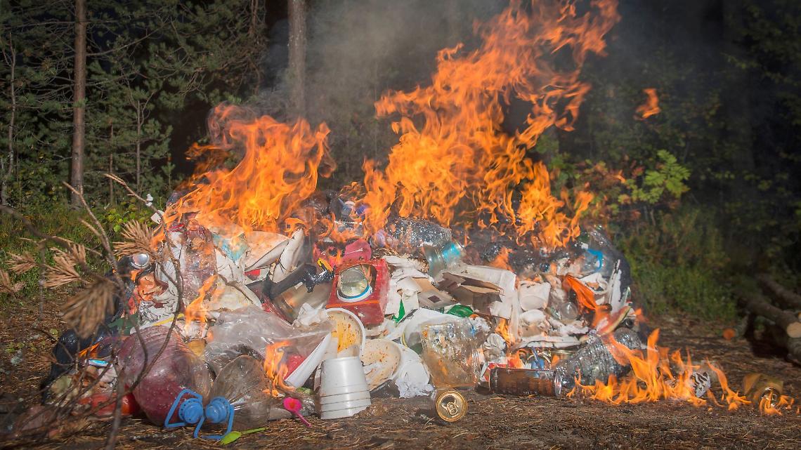 Incendio a Rivarolo Canavese: paura e intervento tempestivo dei vigili del fuoco