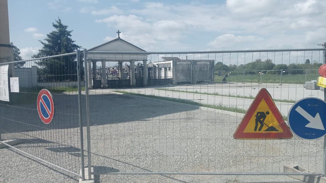 Piazzale del cimitero: il mistero del primo lotto mai iniziato