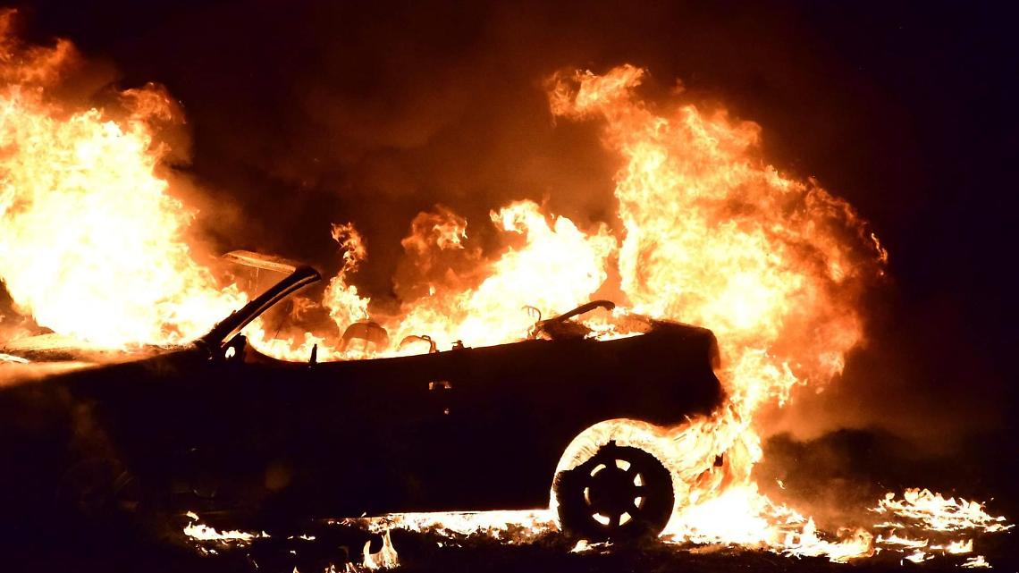 Auto avvolta dalle fiamme