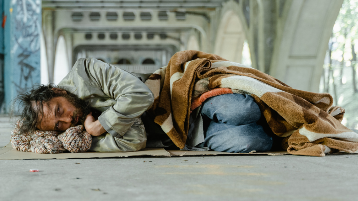 Tensione e violenza in via Marsigli: clochard aggredito dopo lo sgombero