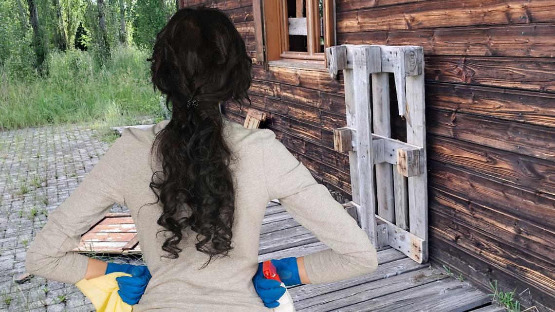 Il parco giochi è dimenticato: i volontari ripuliscono, ma rischiano la denuncia