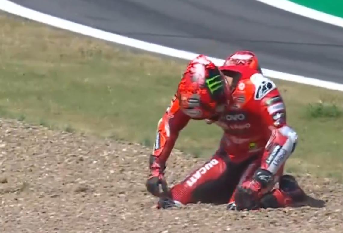 Bagnaia, un weekend da incubo a Silverstone: Bezzecchi trionfa tra le polemiche e le cadute