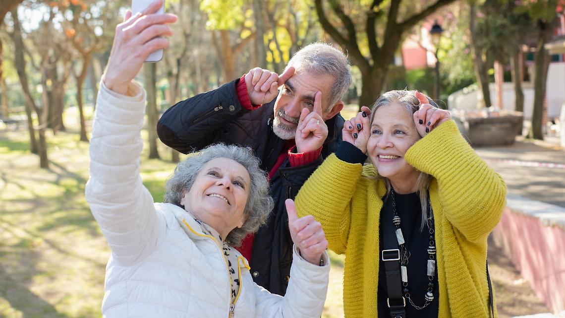 Bimbi felici, anziani attivi, giovani con futuro