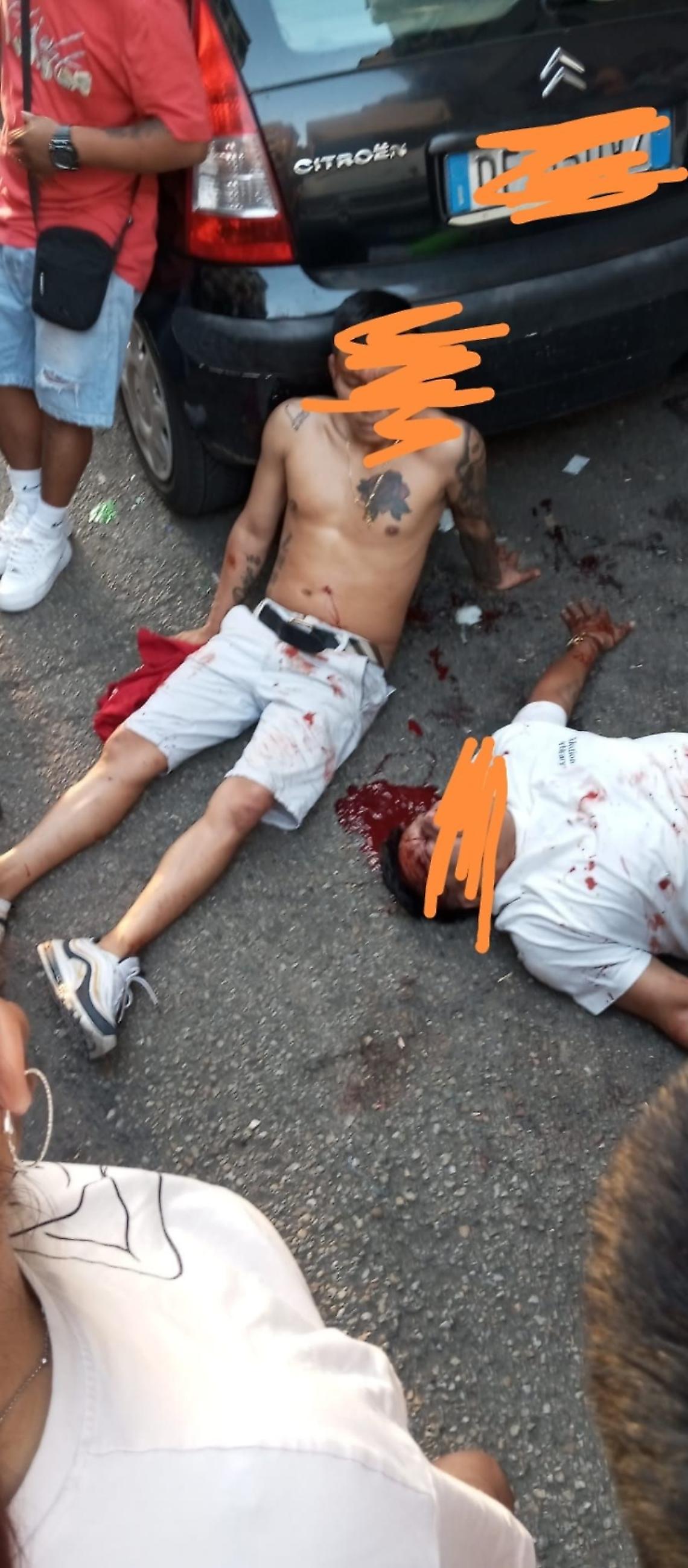 Bagno di sangue a Torino: scontro con coltelli e bastone chiodato
