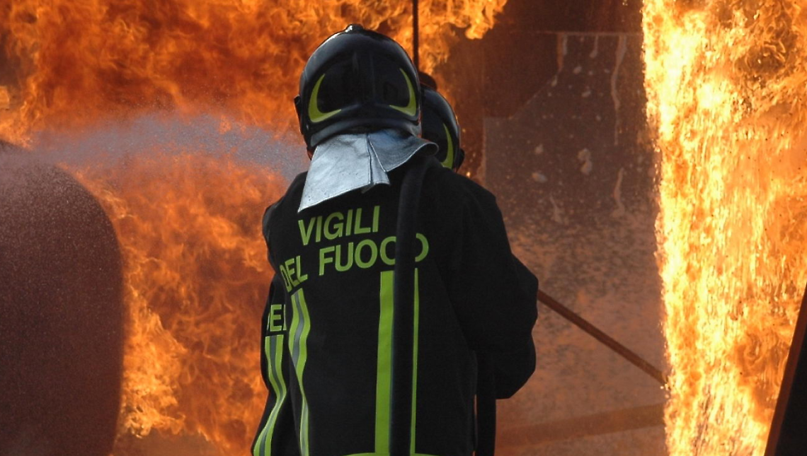 Incendio ad Andrate: fienile in fiamme, intervento tempestivo dei vigili del fuoco 