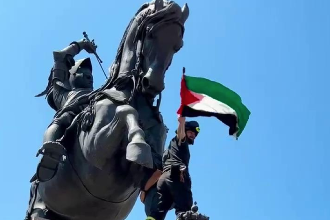Vigile del fuoco sventola bandiera palestinese in piazza a Torino tra gli applausi