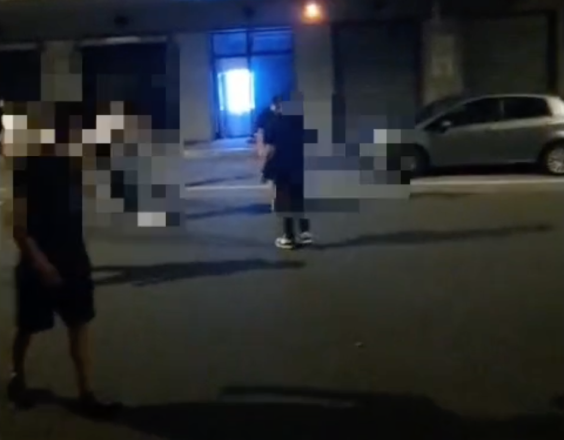 Esplosione nella notte: vandali fanno saltare la saracinesca di un tabaccaio (VIDEO)
