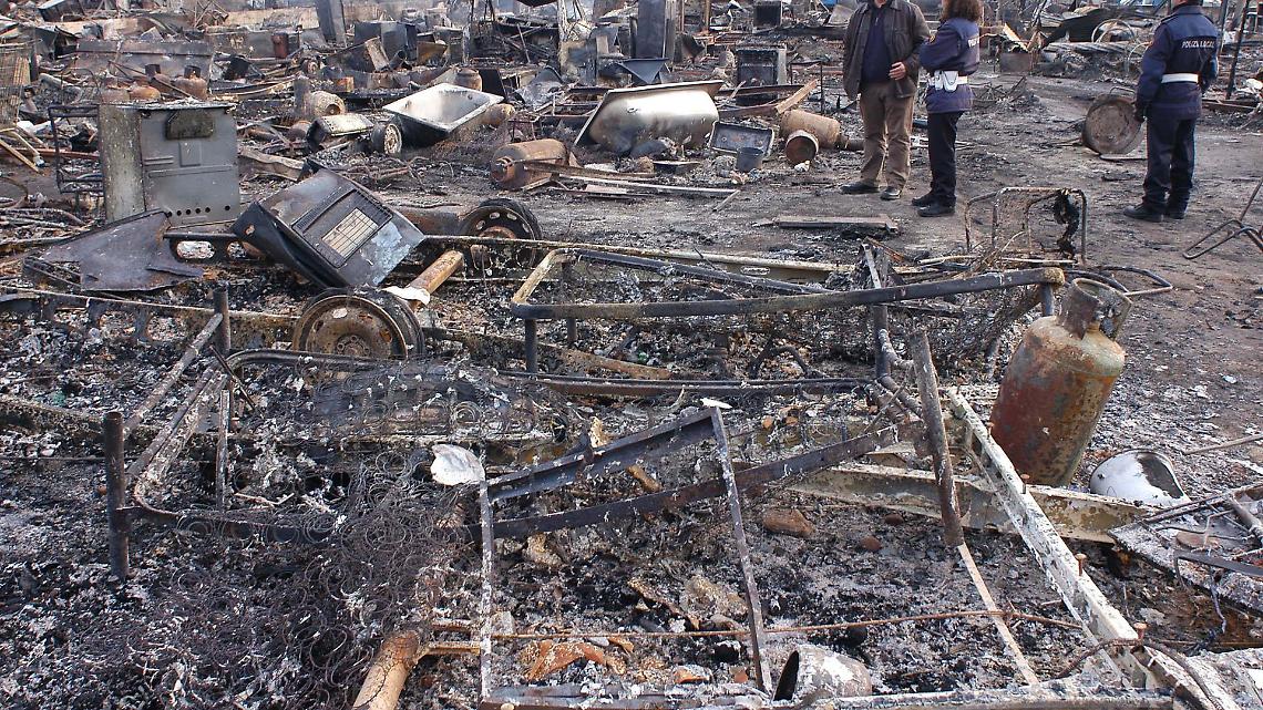 Fiamme, degrado e proteste 