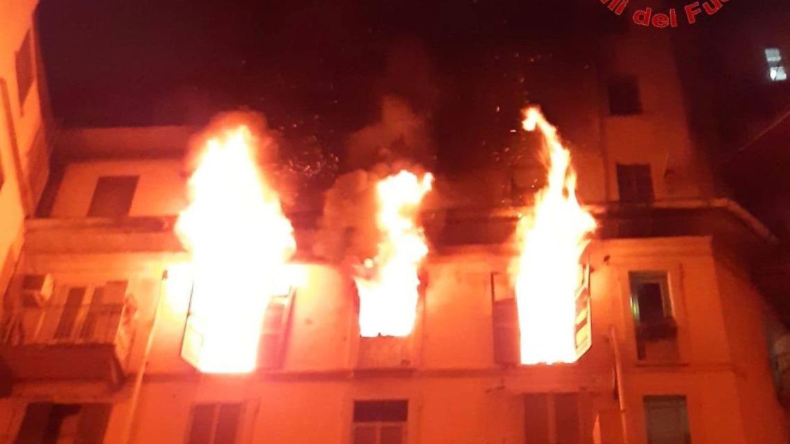 Donna si lancia dal quinto 