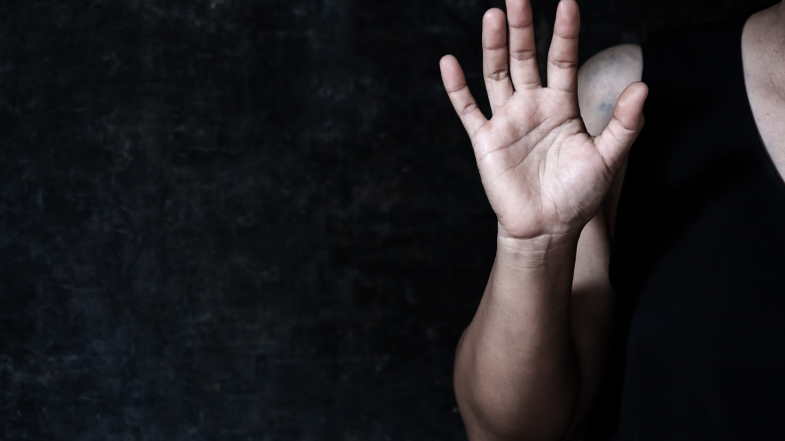 Due cadaveri in casa, un altro femminicidio: l’Italia sprofonda nel silenzio