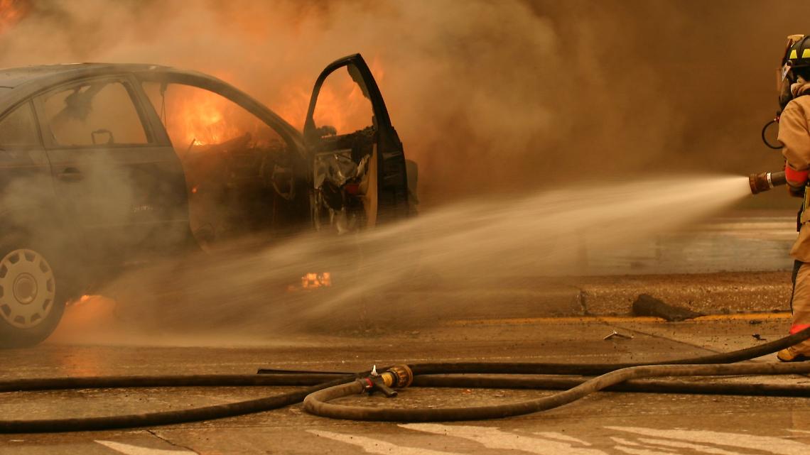 Auto in fiamme a Rivarolo Canavese