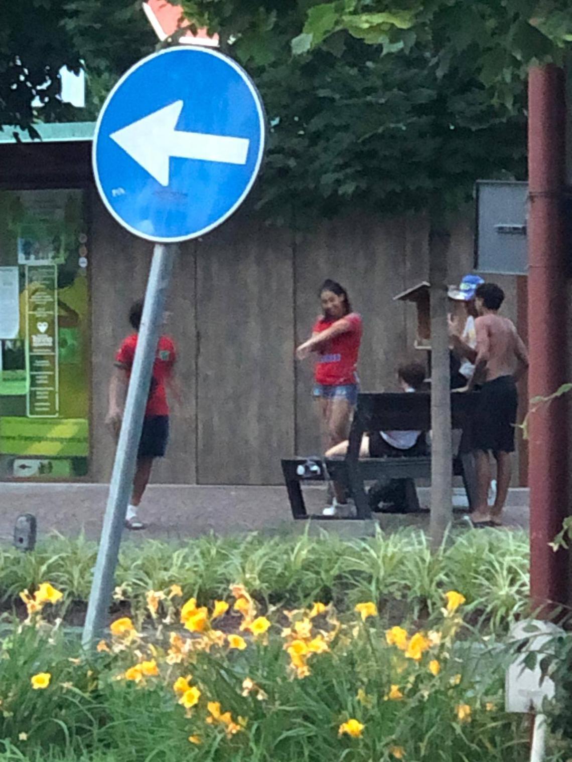 Ivrea, vandali idioti sfasciano la casetta del timbro per i pellegrini