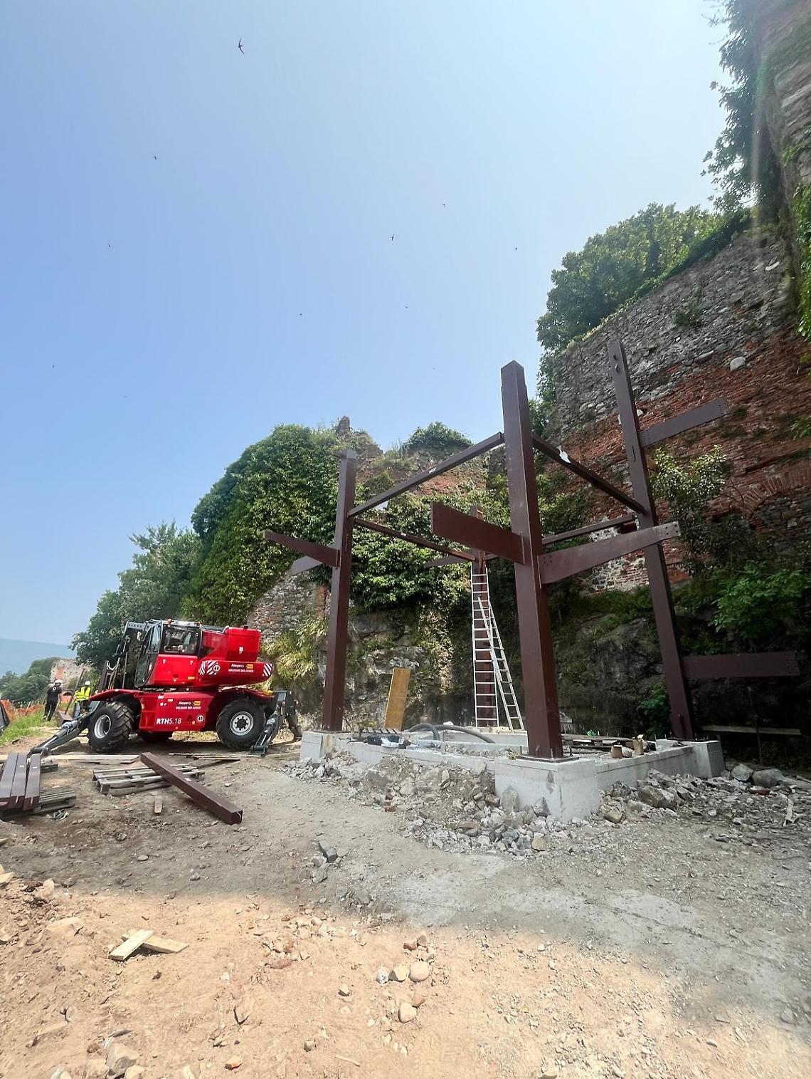 Evviva. A Ivrea stanno montando la scala ...