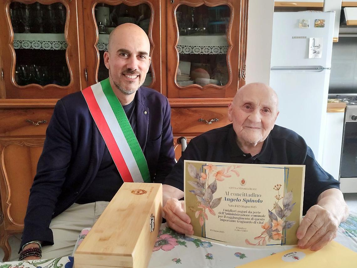 Un secolo di saggezza e sorriso: Angelo Spinolo festeggia i 100 anni a Venaria Reale