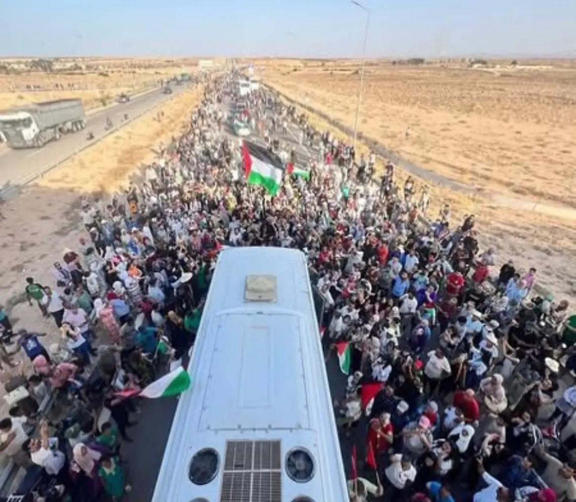Marcia per Gaza bloccata al Cairo: attivisti fermati, rimpatriati, respinti. E l’Egitto chiude il confine della solidarietà