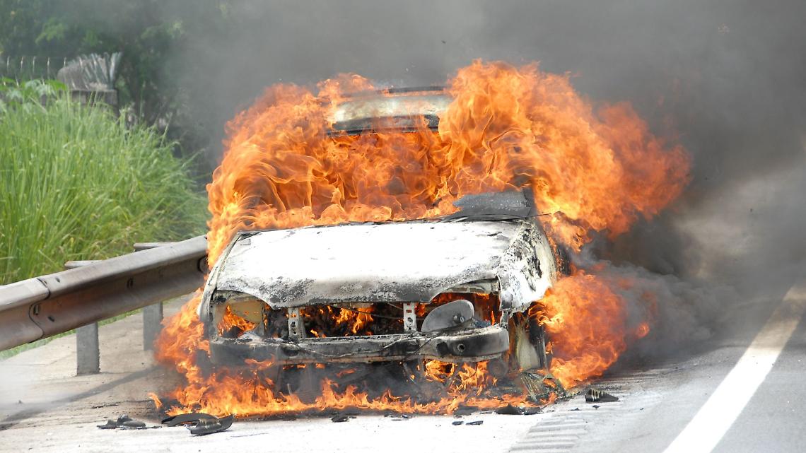 Auto prende fuoco 