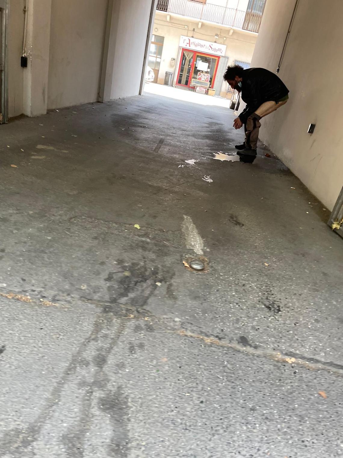 Si tira giù i pantaloni e fa la cacca in un androne del centro