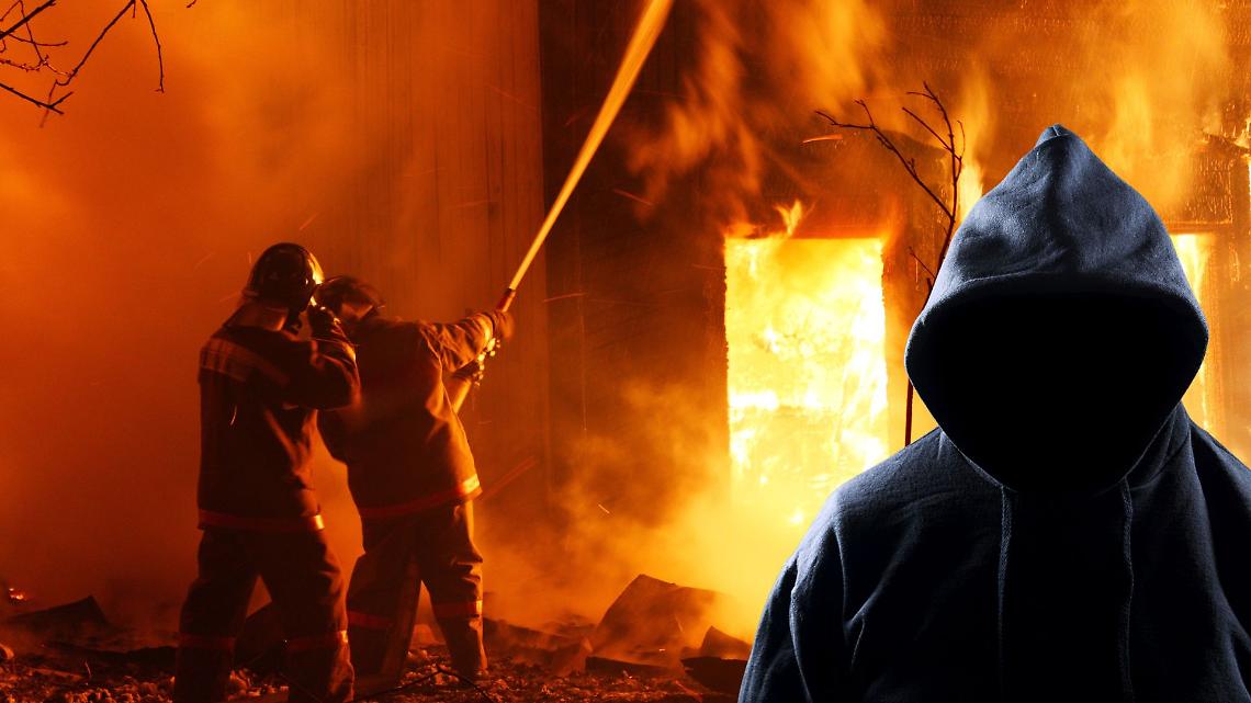 Incendia un alloggio e grida “Allah Akbar”