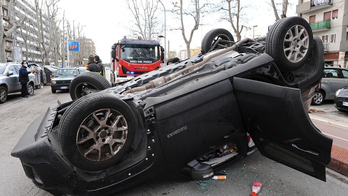 Auto si ribalta a Torino: paura in corso Peschiera