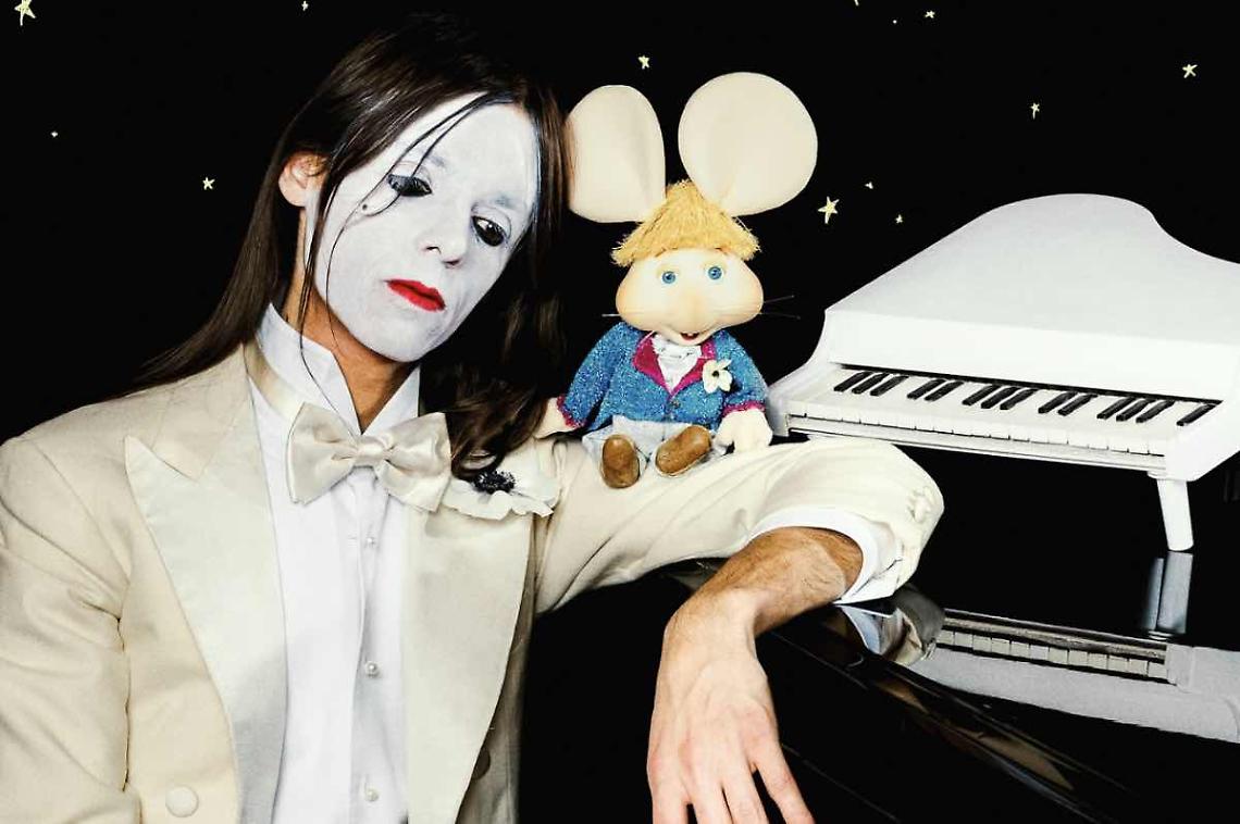 Un’astronave glam approda al Flowers: Lucio Corsi in concerto per un viaggio tra sogno, visione e musica 