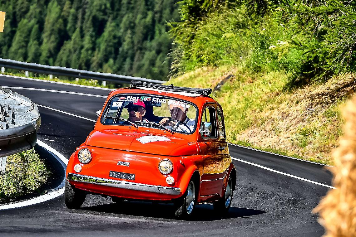 Sotto il cielo di Sestriere rombano i ricordi: il ritorno delle FIAT 500