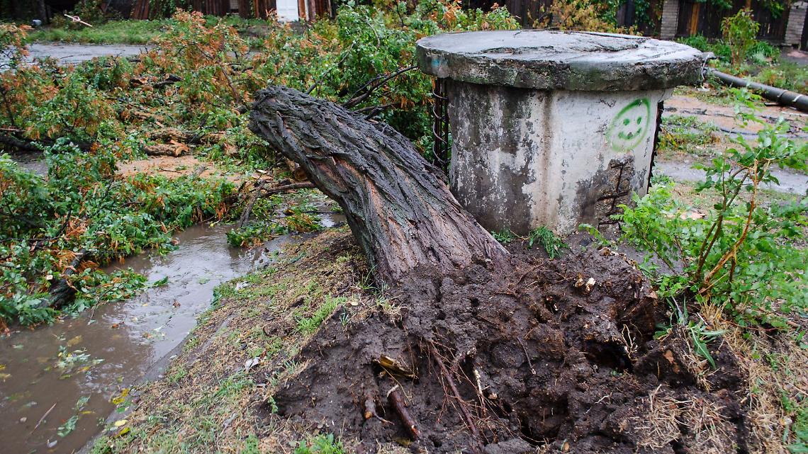 Raffiche, tetti volati, blackout e un morto: il Piemonte sotto l’acqua e nel caos.