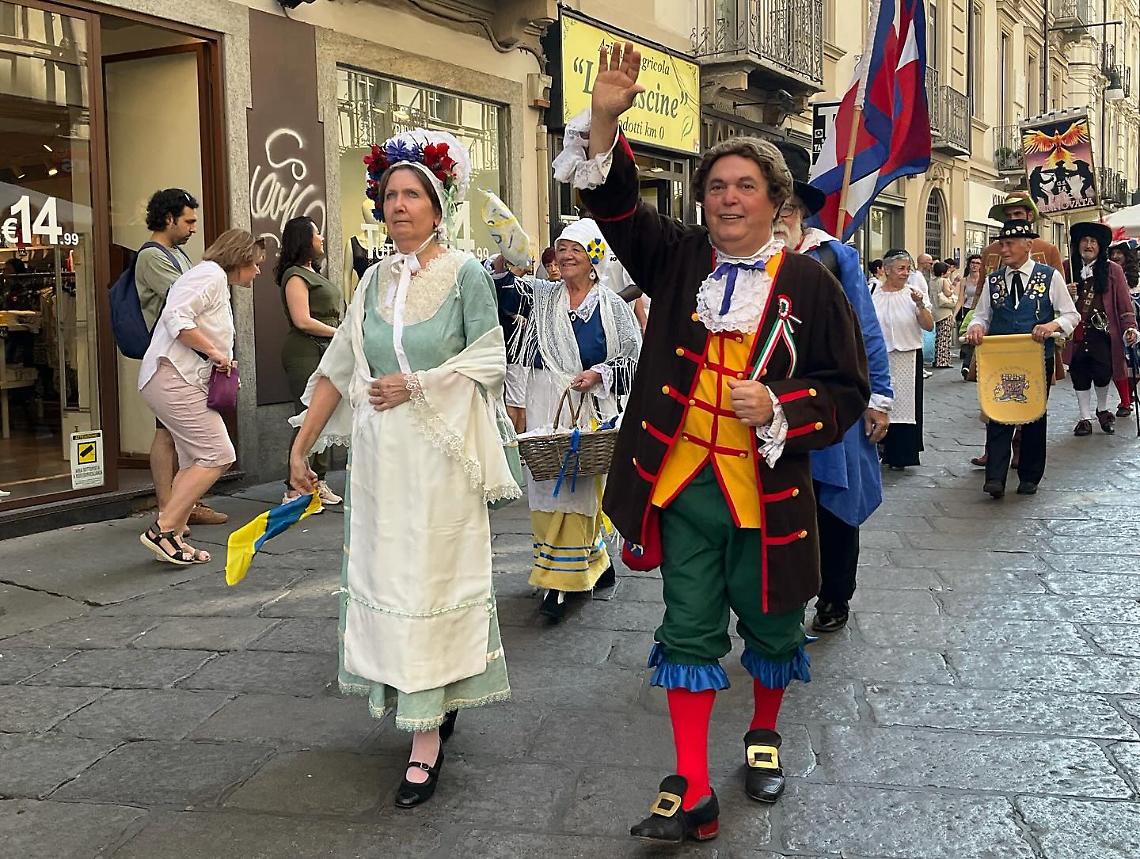 La città in costume, ma con gli occhi sul presente
