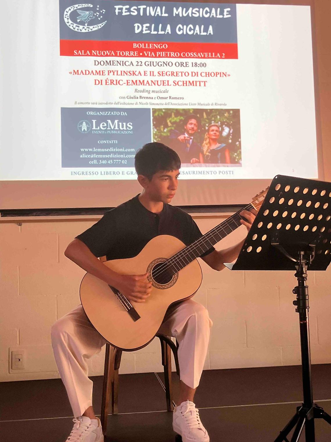 Nicolò e la chitarra dei sogni. A 13 anni incanta il pubblico 
