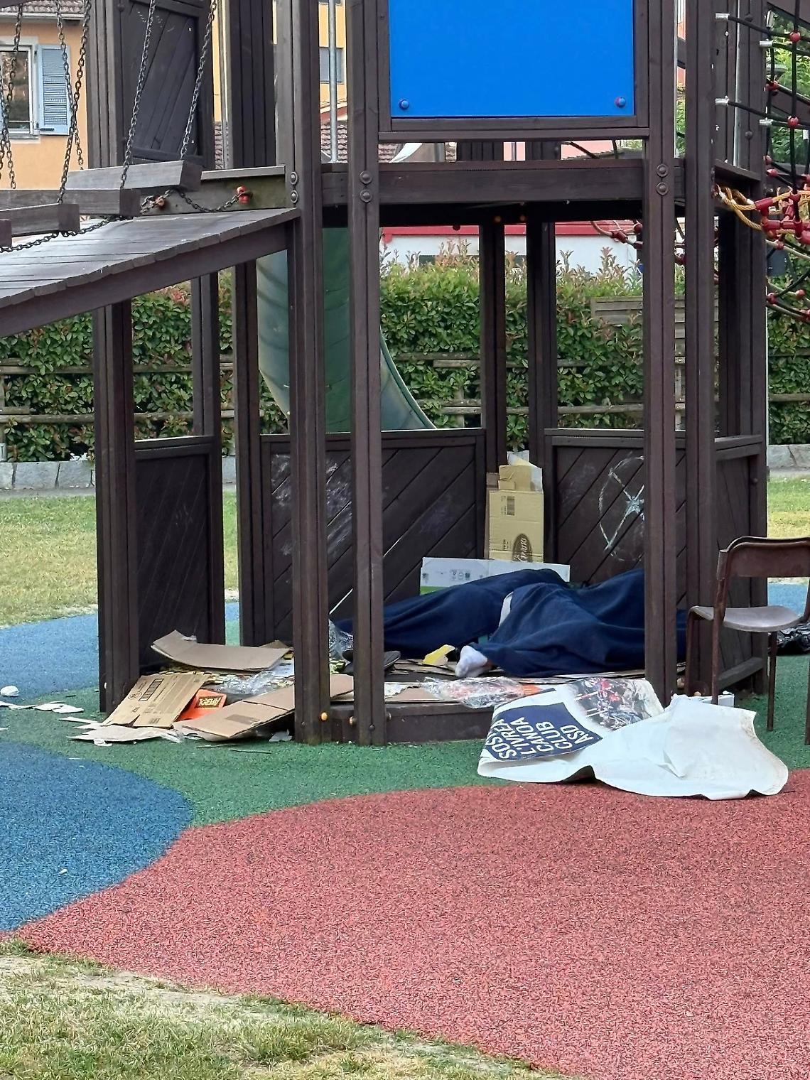 Immondizia e bivacchi tra i giochi dei bambini