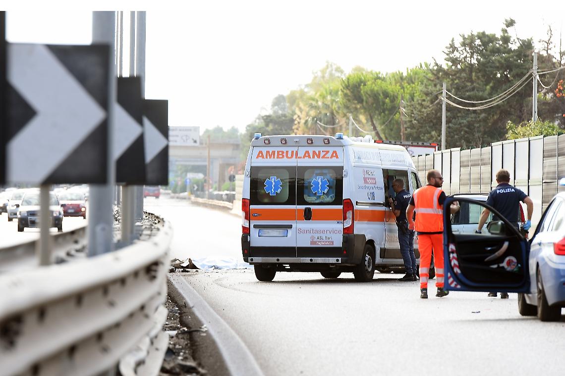 Tir si ribalta lungo la provinciale tra Valperga e Busano, autista in ospedale