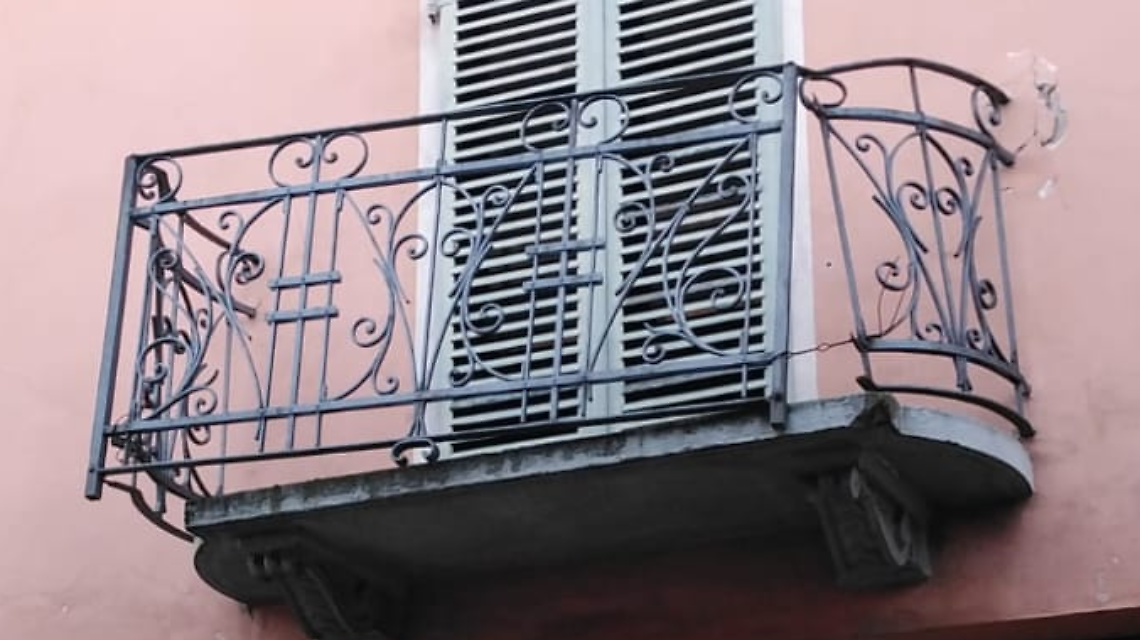 Un balcone ridotto così da un incidente avvenuto anni fa'